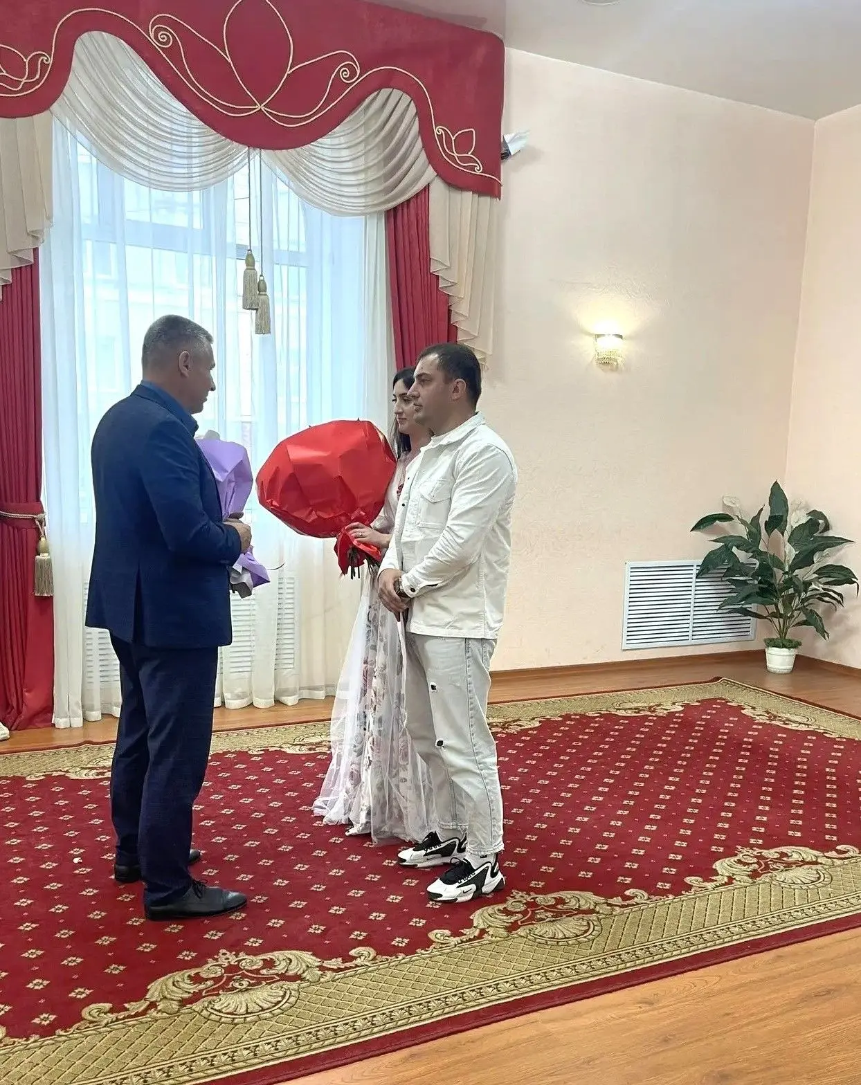 Цветы и добрые пожелания семье защитника рубежей нашей Родины
