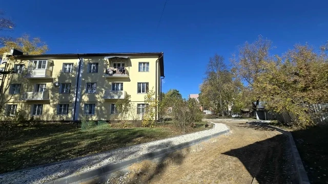 Во дворе дома №93 на улице Ленина в Озёрах подходит к концу комплексное благоустройство.