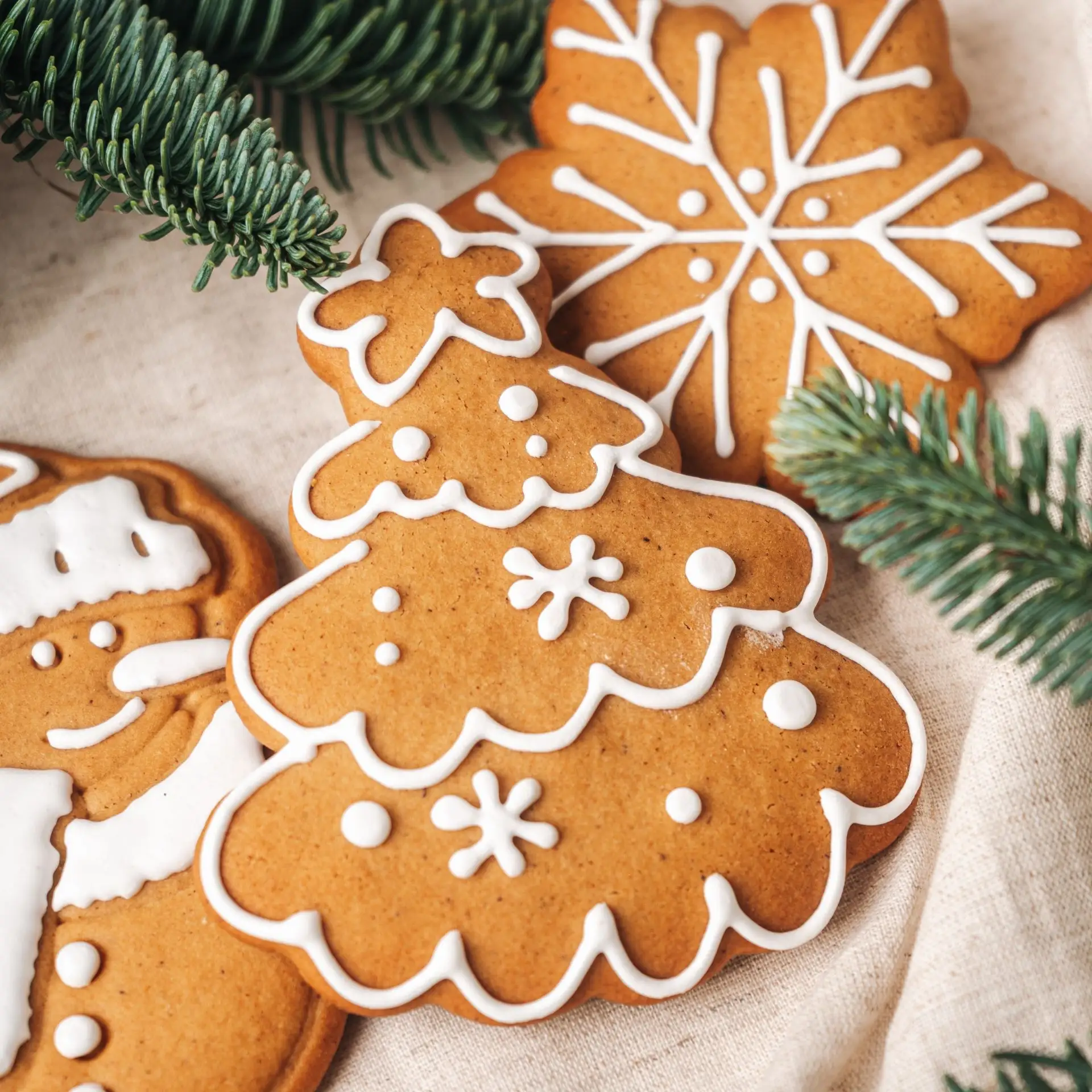 Имбирные пряники — один из самых тёплых и уютных символов Нового года 🎄  Аромат корицы и имбиря мгно
