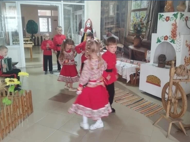 Наш детский сад на один день превратился в настоящую русскую избу, полную песен, звонкого смеха и ст