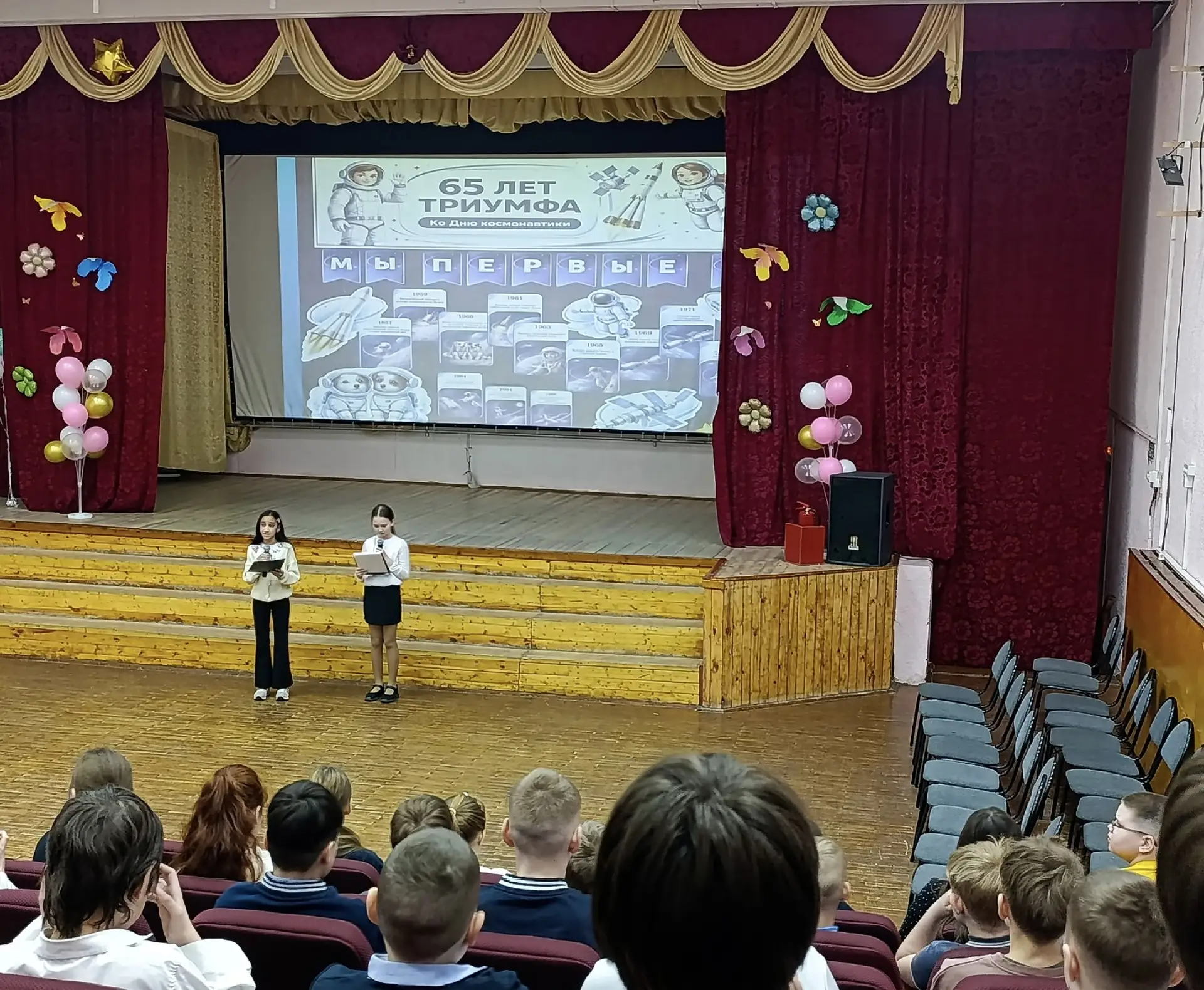 Церемония поднятия флагов   Учебная неделя в школе началась с исполнения государственных гимнов Росс