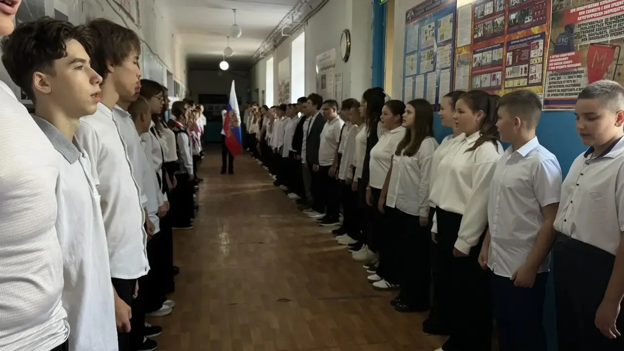 Утро понедельника в ГБОУ «Марьяновская школа Старобешевского М.О.» началось с главного ...