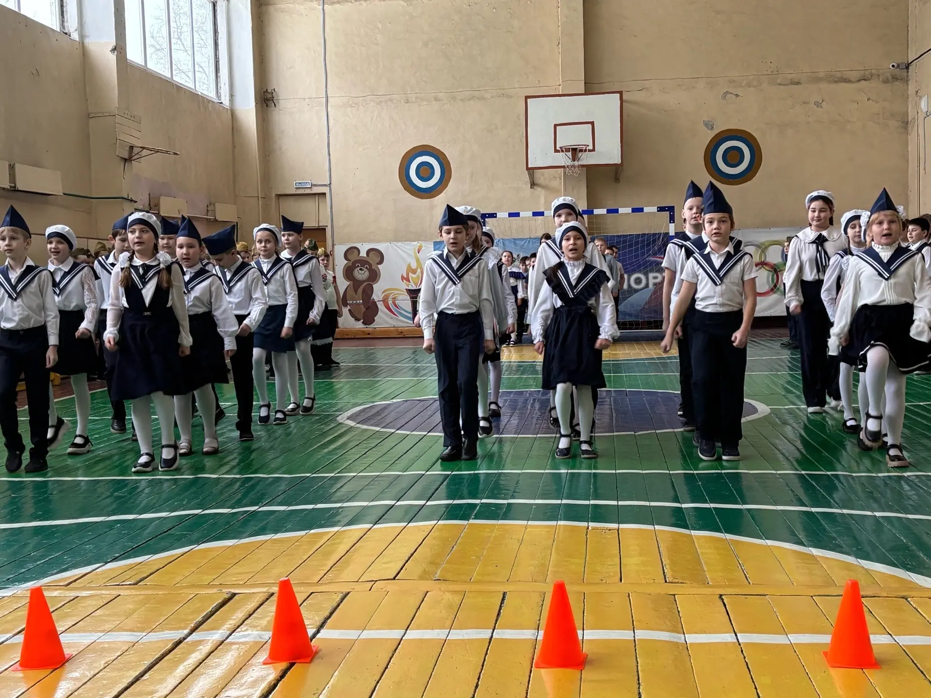 🎖️ Смотр строя и песен ко Дню защитника Отечества!🪖 👏Ребята из начальной школы приняли участие в тра