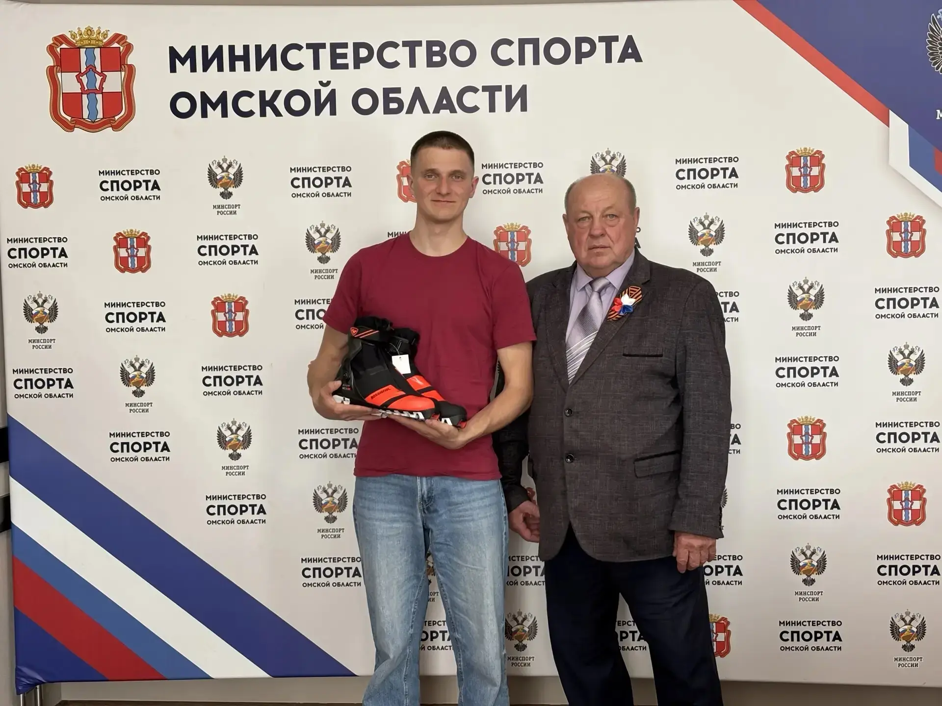Директор спортшколы «Крутая горка» вручил лыжные ботинки ребенку участника СВО