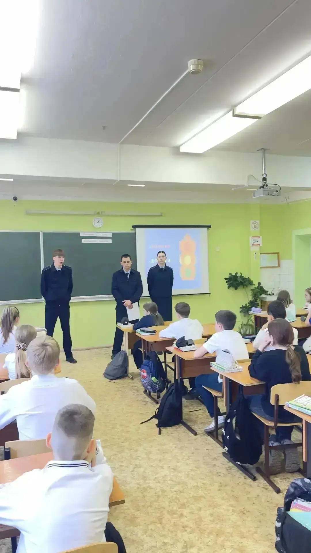 Уроки безопасности для школьников.  8 мая студенты 1 курса Подмосковного политехнического колледжа Г