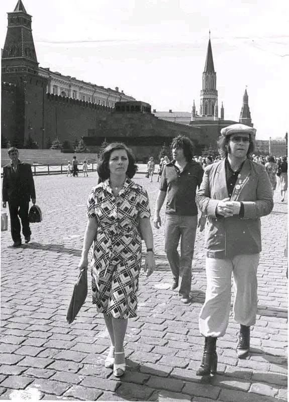 Как я получила работу мечты?  Меня часто спрашивают, а как я вообще попала в шоу-бизнес.  Мне было 1
