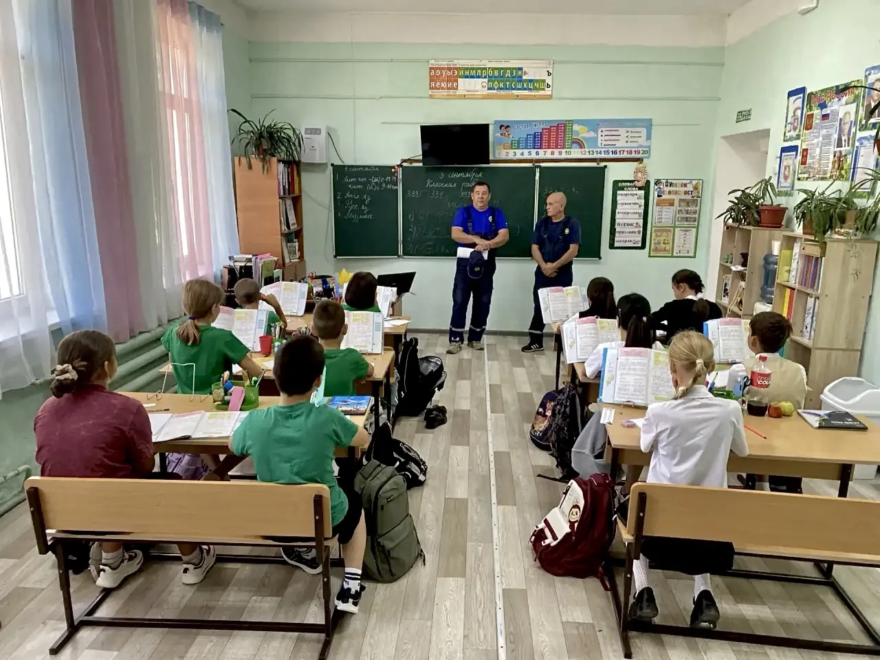☀ В первые дни учебного года сотрудники подведомственного учреждения МЧС Республики Кры...