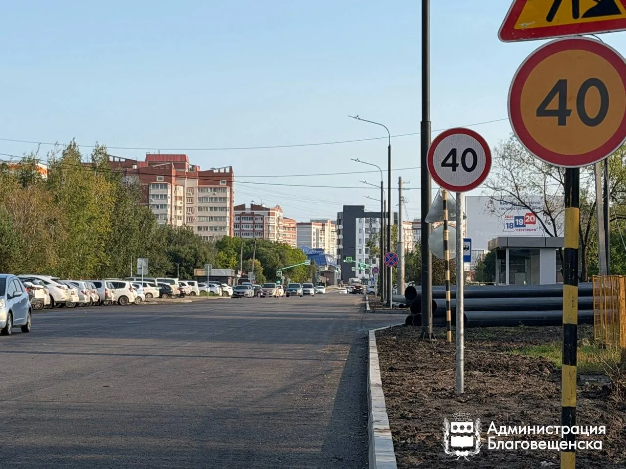 🛣 На Октябрьской в Благовещенске укладывают нижний слой асфальта