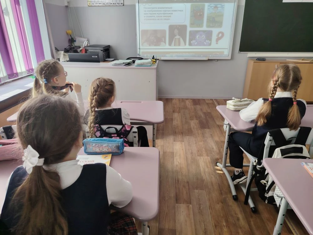 ГИМНАЗИСТЫ УЗНАЛИ, КАК СПРАВИТЬСЯ С ВОЛНЕНИЕМ🧑‍🎓   ☑️🎭 Сегодня после поднятия флага и исполнения гим