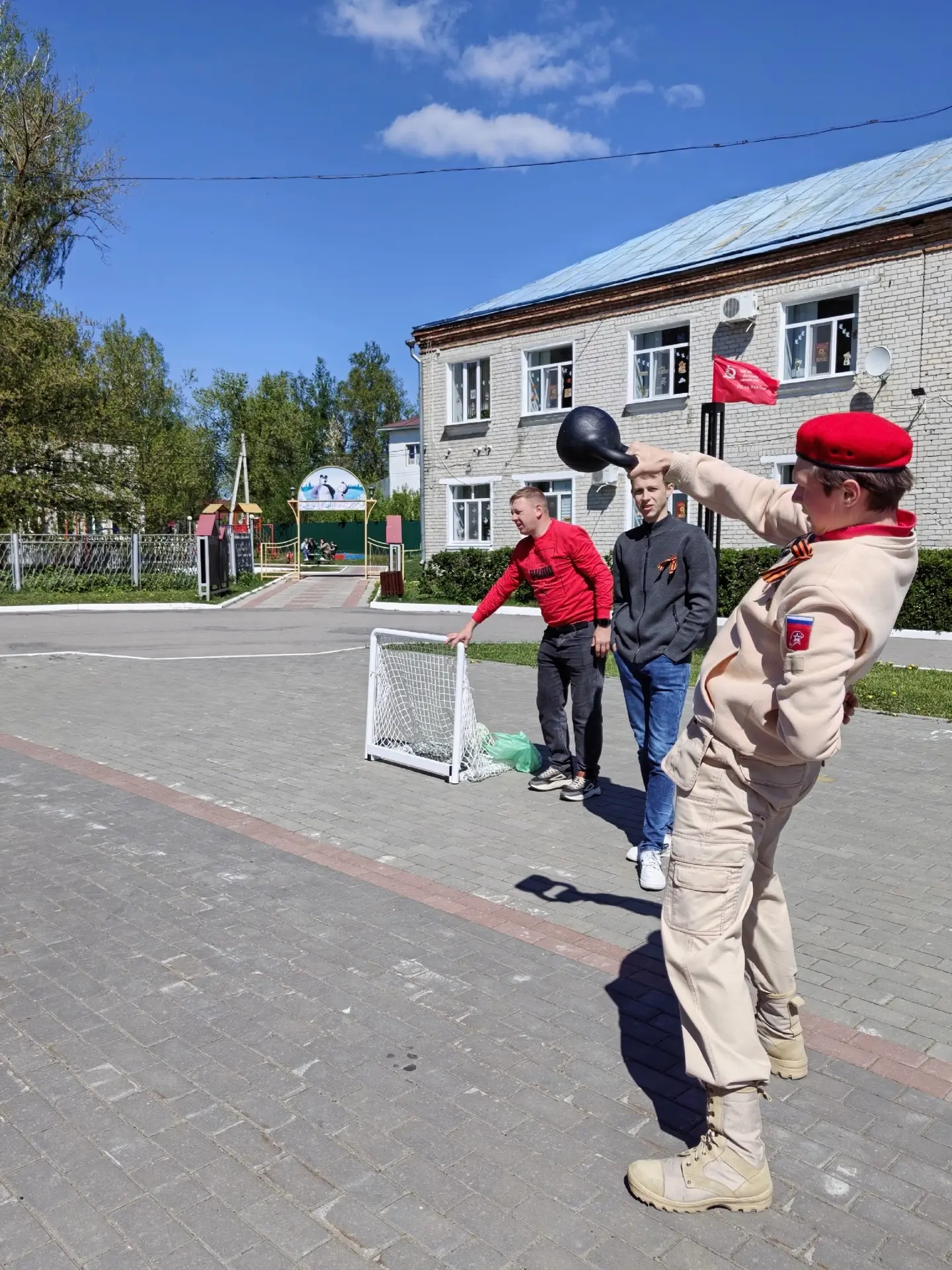 9 мая педагоги нашей спортивной школы организовали для детей игровую площадку. На свеже...