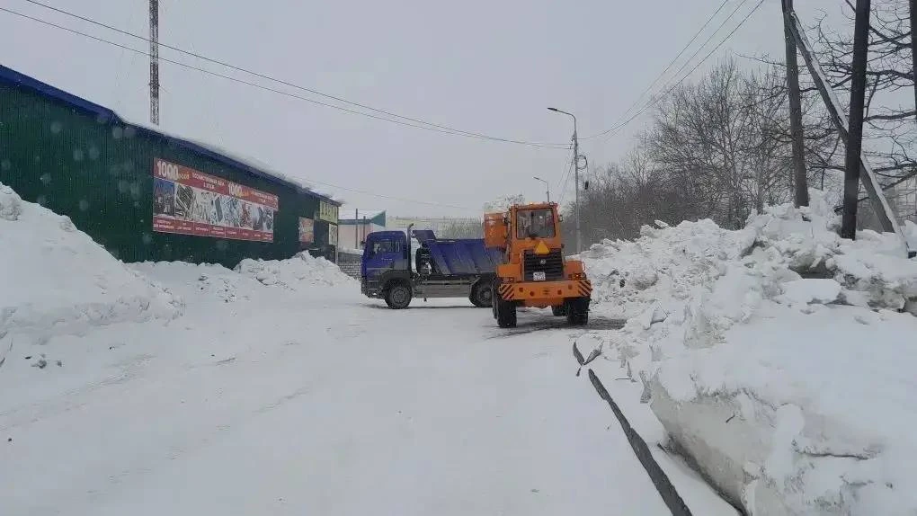 Более 9 тысяч кубометров снега вывезли за неделю в Охинском районе  В настоящее время в Охинском мун