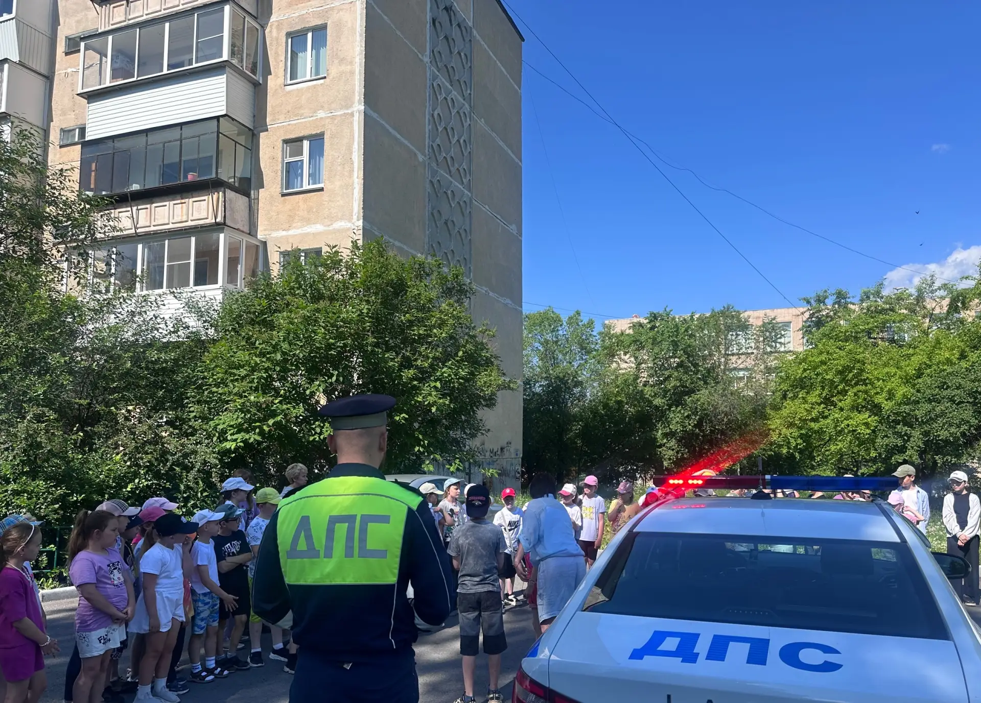 Сотрудники Госавтоинспекции города Миасса провели познавательную встречу в пришкольном лагере МАОУ «