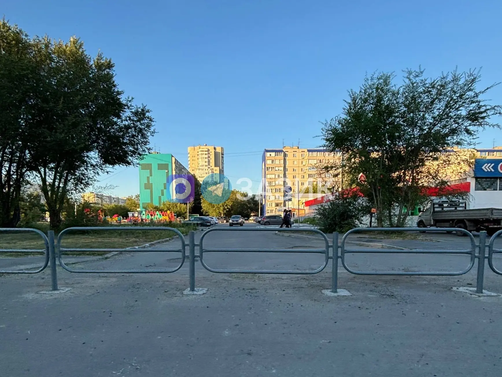 🚧 В 3-м микрорайоне перекрыли подъезд к магазинам со стороны Мостостроителей