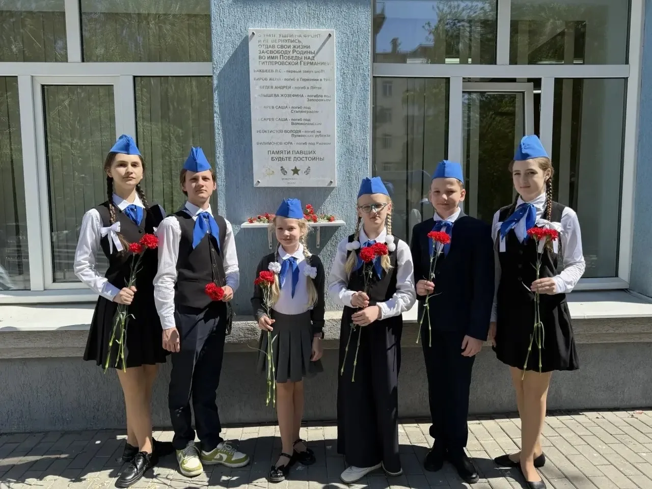 📣Школьный музейный актив поздравляет всех с Днем Победы! Ребята на площади Славы возло...