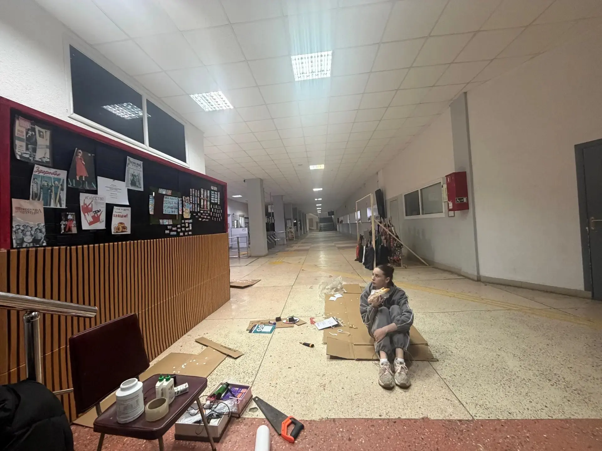 ЗАВЕСА ТАЙНЫ ПРИОТКРЫТА: ЧТО ПРОИСХОДИТ В КОРПУСЕ *? ⚡️  🤫 Ты проходишь мимо после пар и слышишь стр