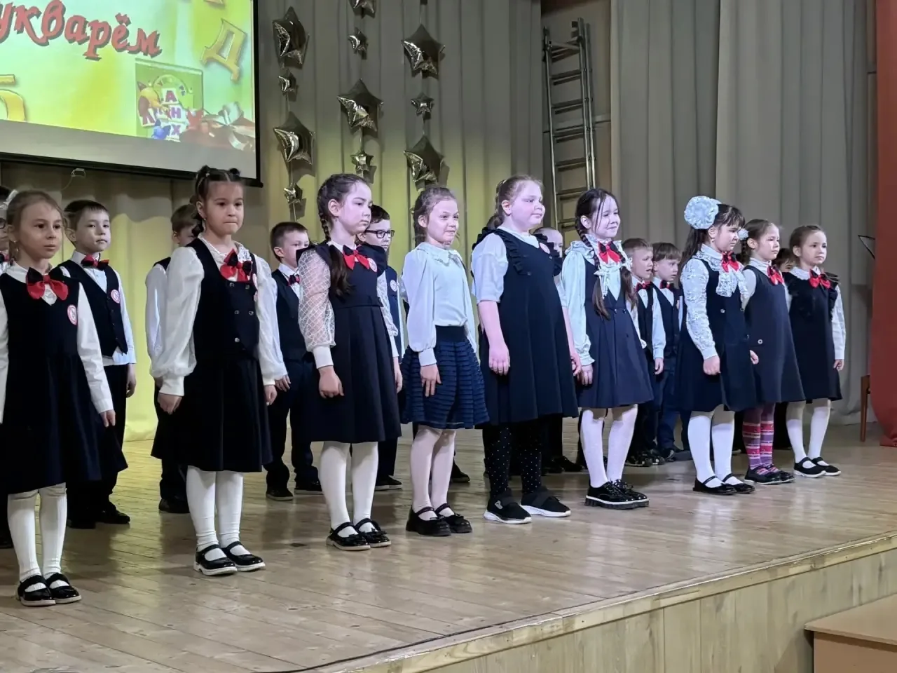 В пятницу в нашей школе было особенно шумно и весело! 🎉  Для самых маленьких учеников, наших первокл