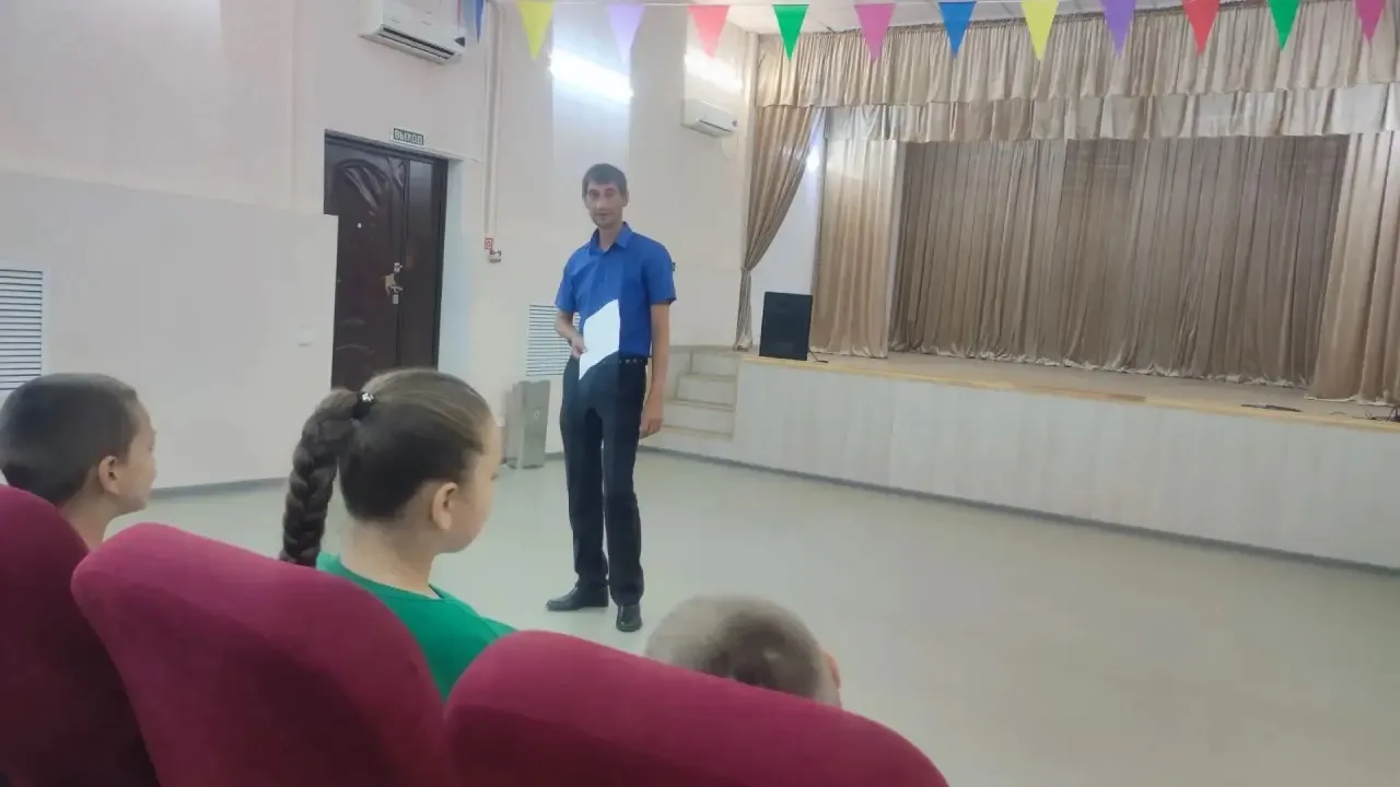 Беседу по профилактике терроризма и экстремизма провел с воспитанниками пришкольного лагеря ведущий 