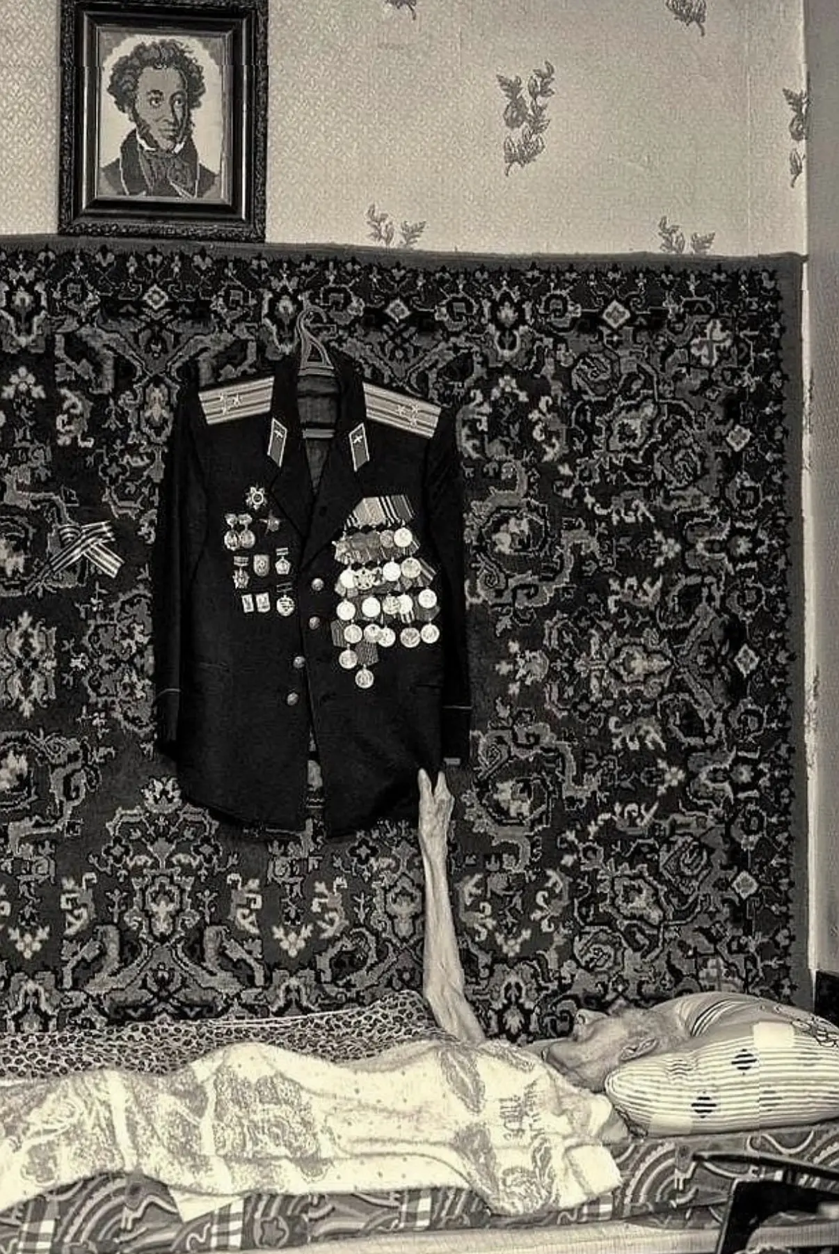На фото полковник Андрей Васильевич Желудов (1922-2010 ) прощается со своим прошлым. В котором освоб