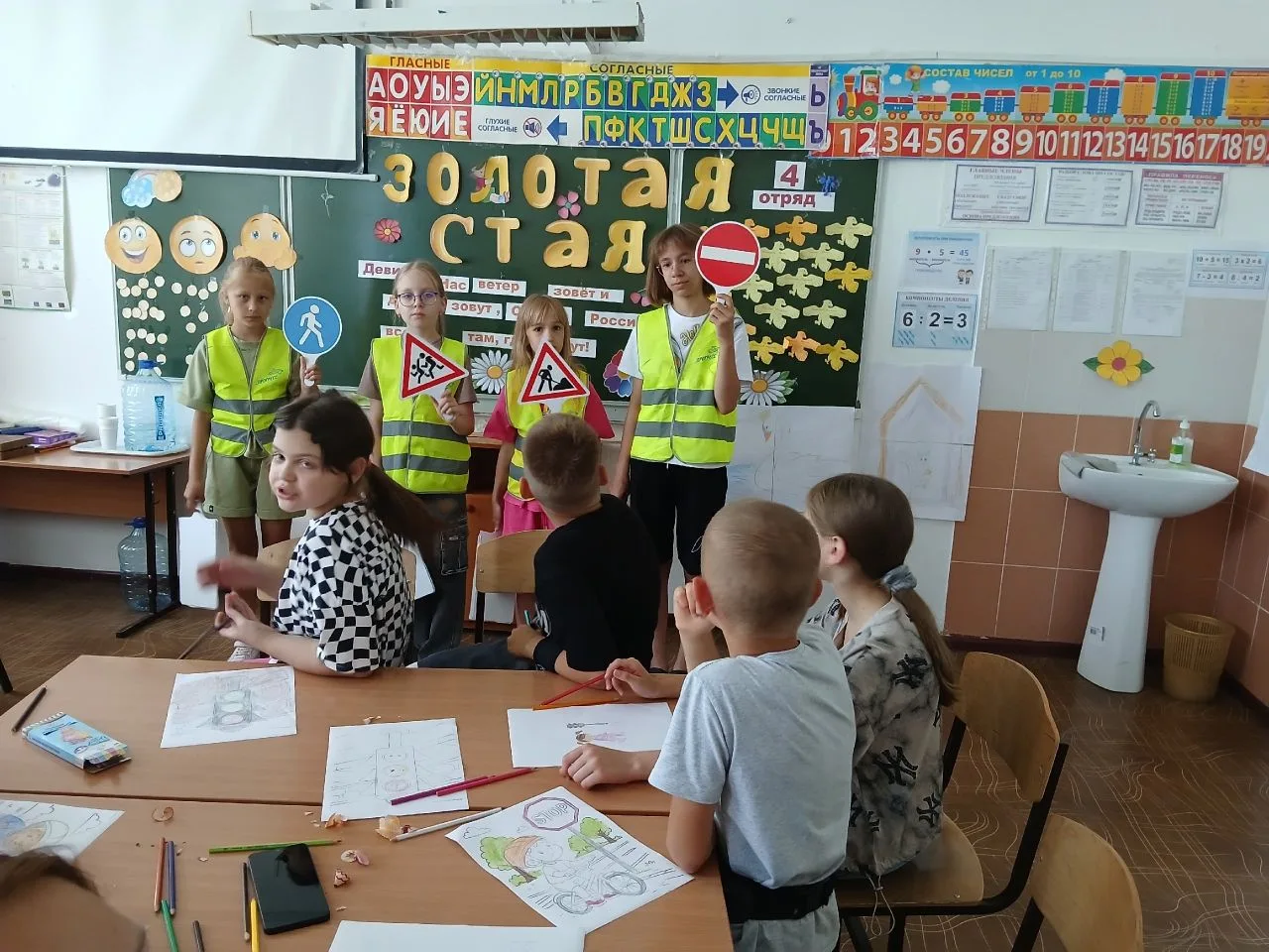 🚦Профилактика ДТП: в лагере дневного пребывания прошли занятия по безопасности на дорогах.
 
🛑В ра
