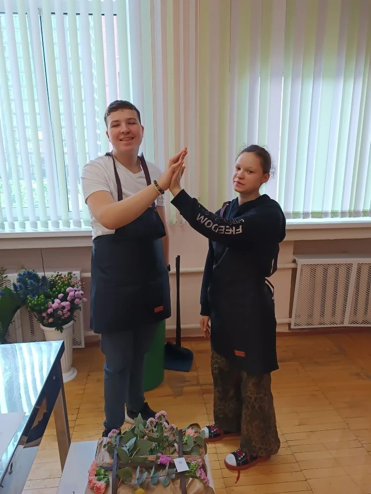 💐 Флористика на «Абилимпиксе»: наши ребята в деле!  Сегодня Вероника Зяблицева и Иван Дьяченко из 8 