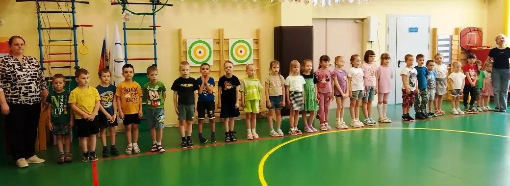 Воспитанники МБДОУ Дзержинский детский сад №4 "Берёзка", подготовительной группы «Солнышко» и разнов