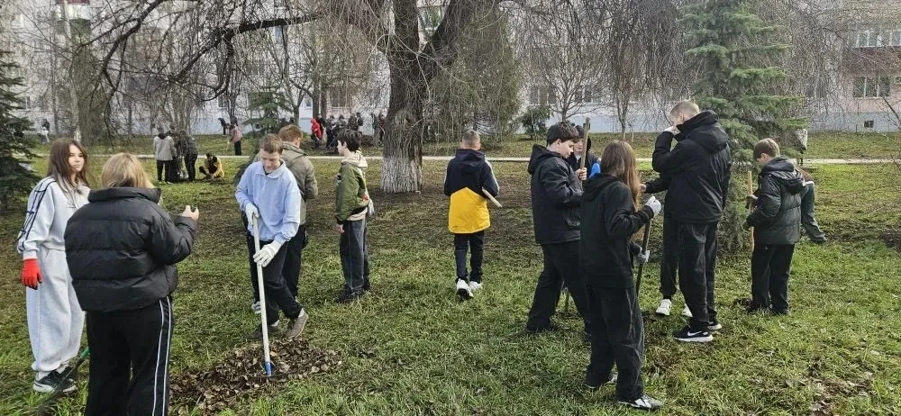 СУББОТНИК В МБОУ "СОШ N3": ВКЛАД В ЧИСТОТУ И УЮТ 🌿🌿🌿🌿🌿🌿🌿🌿🌿🌿  ☘️Чистота начинается с нас: 💪 Коллектив