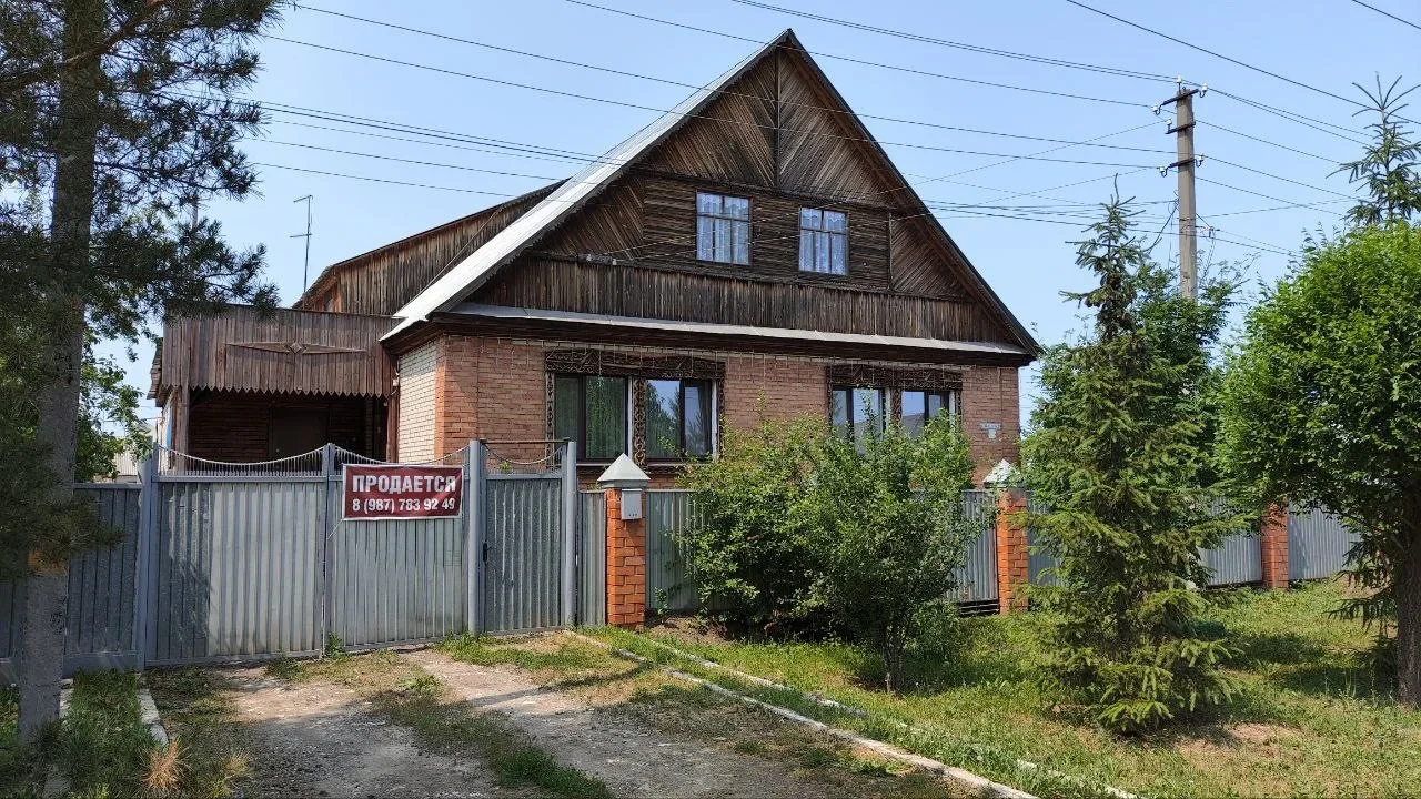 Продается дом в поселке Саракташ общей площадью 186,4 кв.м. мансардного типа на угловом...
