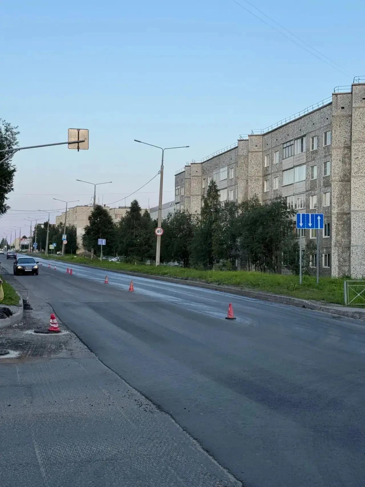 В Апатитах началось укладка асфальта 

Вчера вечером начаты работы по асфальтированию улицы Бредова.