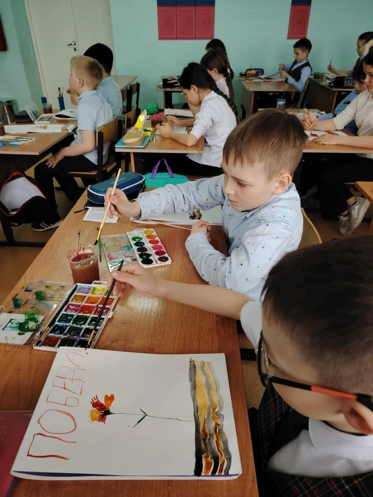 Урок ИЗО ко Дню Победы: ребята создали мини-плакаты-открытки ⁣ В рамках подготовки к празднованию Дн
