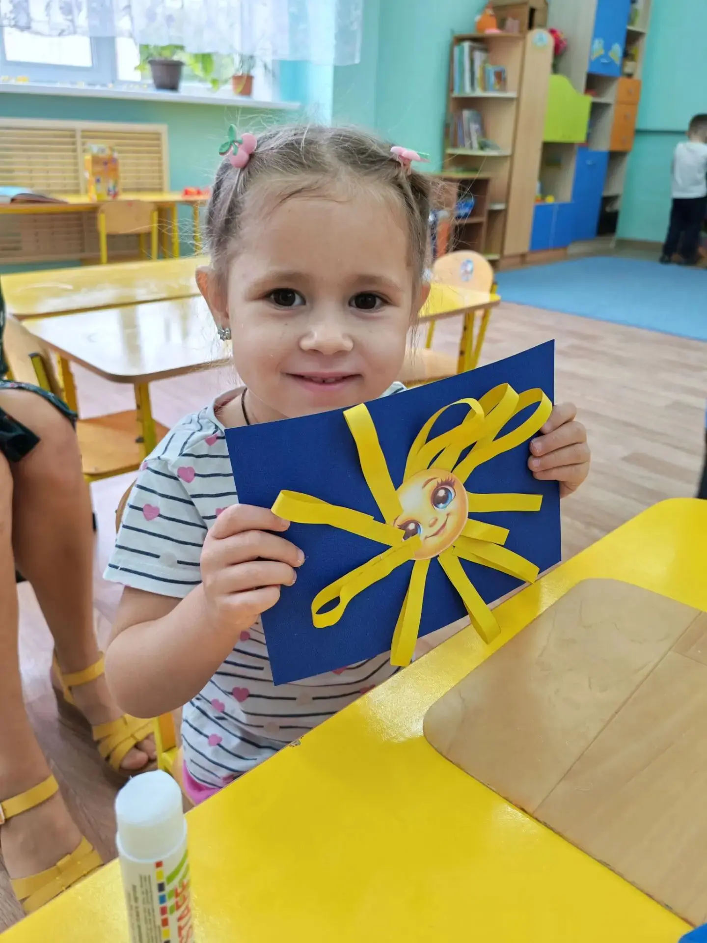 В младшей группе «Солнышко» 👫ребята совместно с педагогом выполнили аппликацию «🌞Солн...