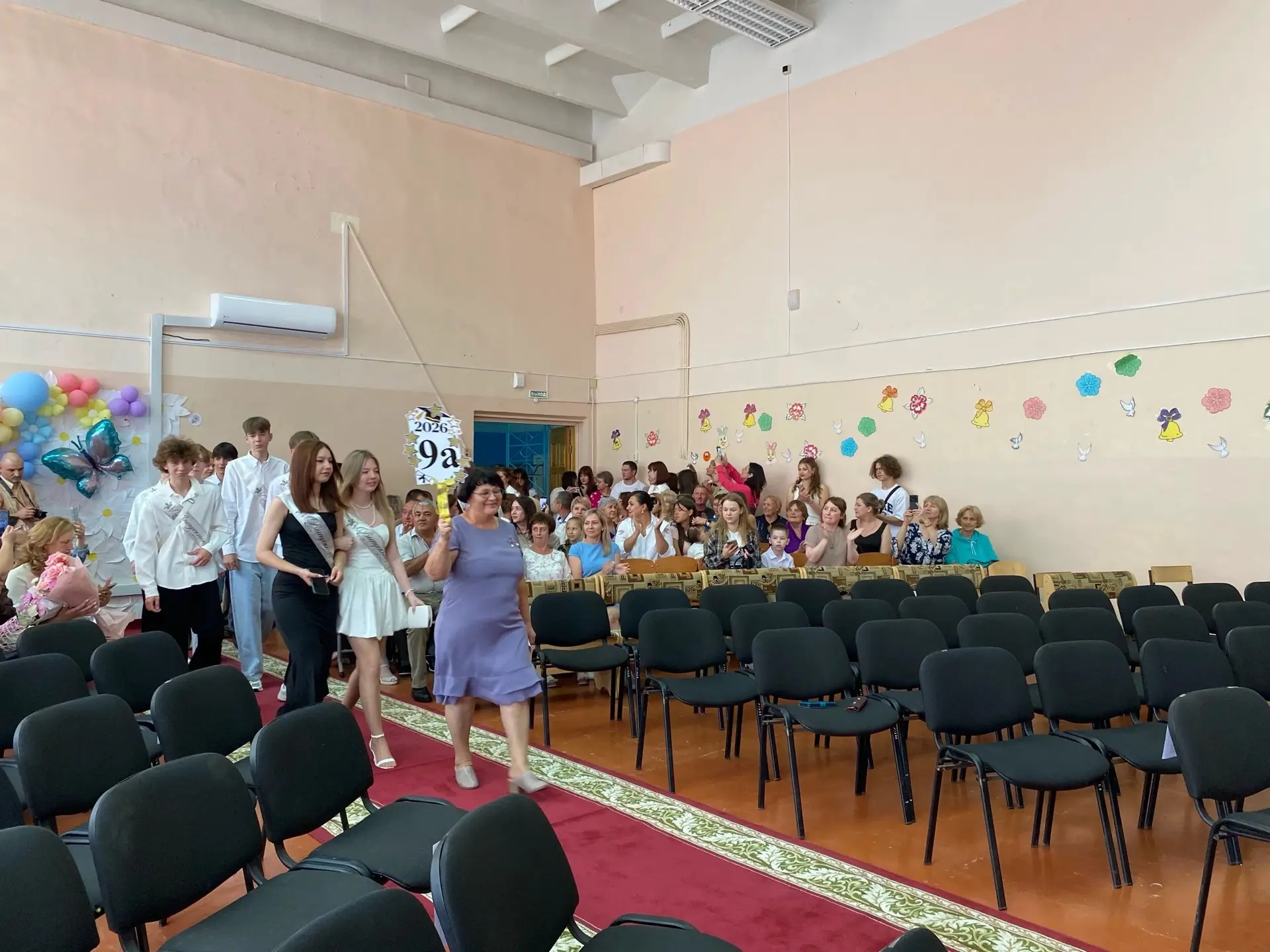 Вручение аттестатов: наши девятиклассники сделали важный шаг в будущее!

В нашей школе состоялся оди