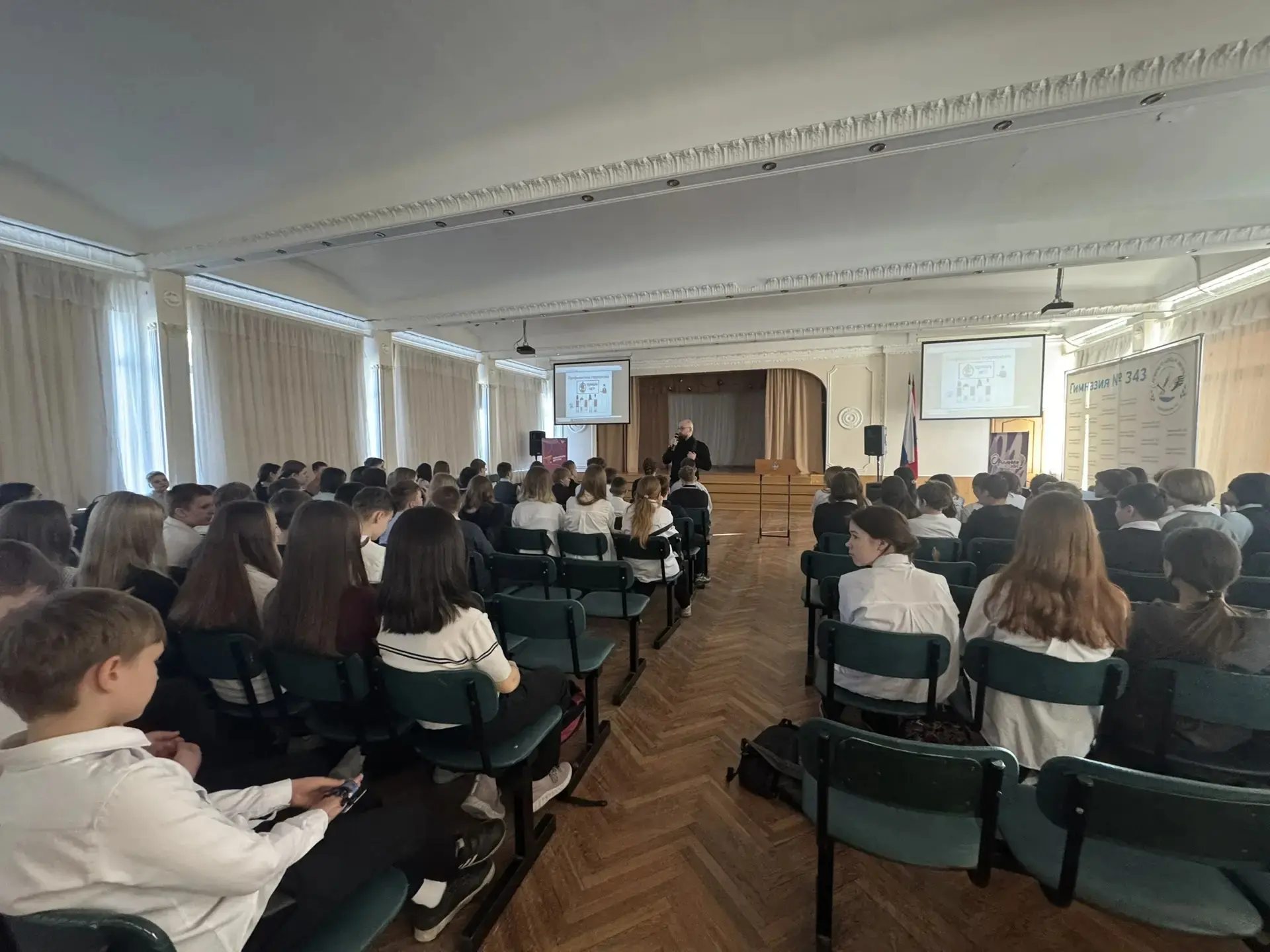 МЫ ЗА МИР И БЕЗОПАСНОСТЬ! 🕊️🌍  Этот понедельник в гимназии начался с супер-важной темы! 🕒 Мы провели