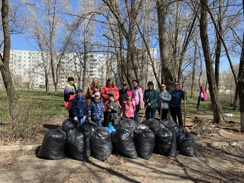 🤝Трудовой десант из учащихся 1В, 2Г, 3А, 4Д и 6Г сегодня потрудился на славу 👍 ребята, их родители и