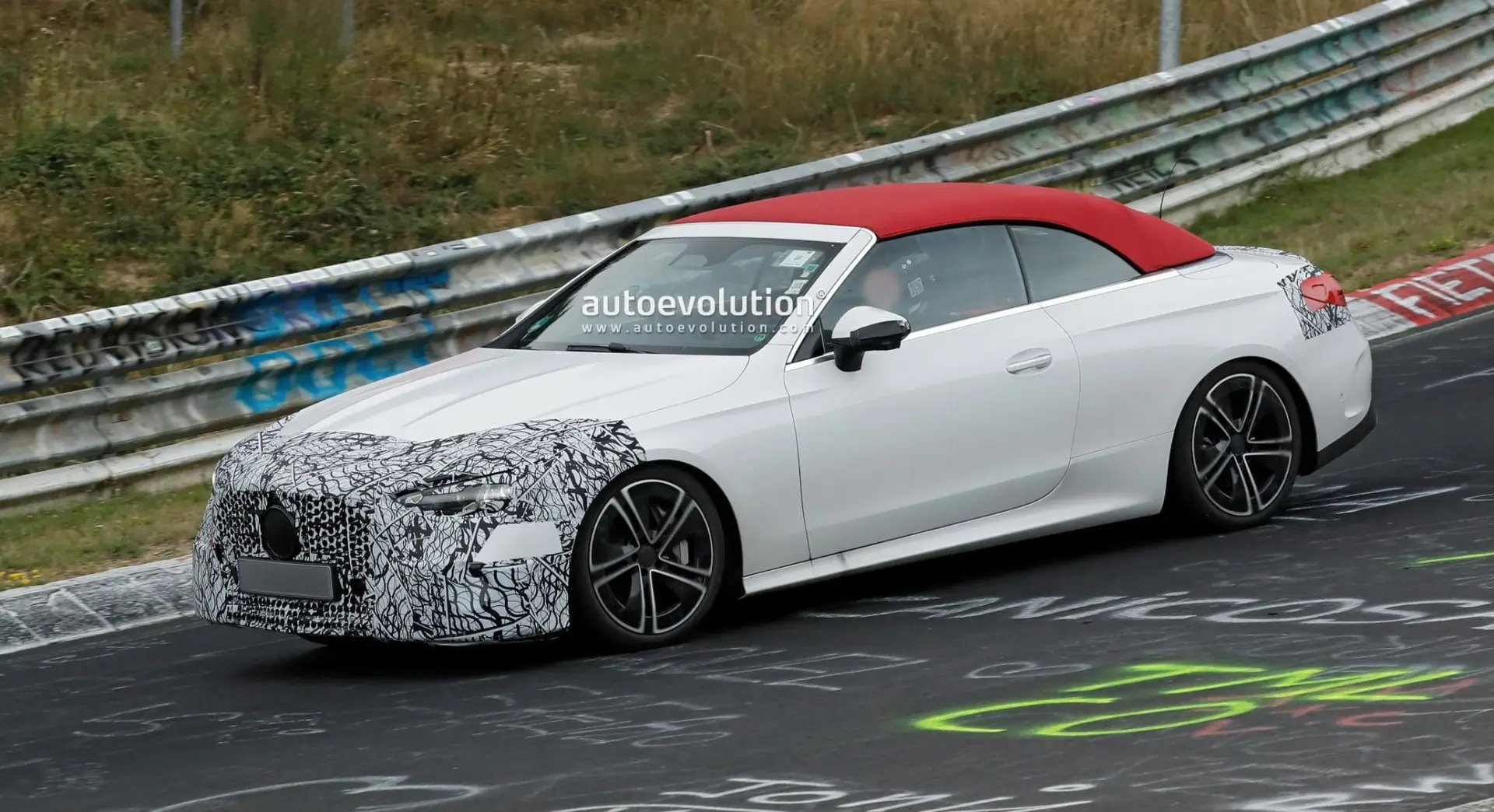 Новый Mercedes CLE Cabriolet замечен на тестах