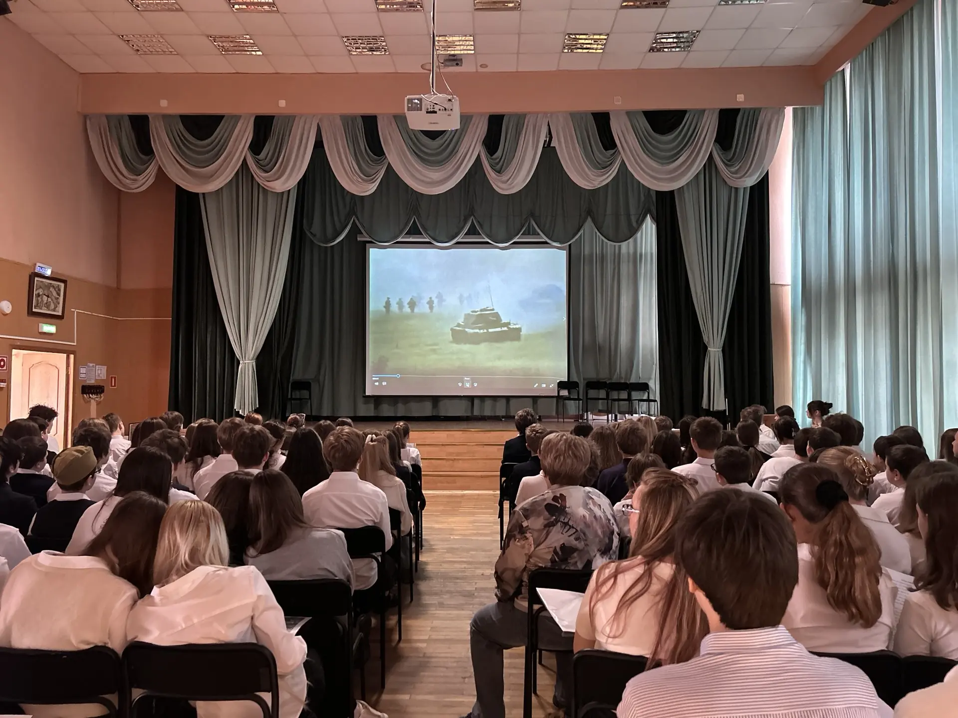 Уроки мужества   🌹 В преддверии Дня Победы в нашей школе состоялись особенные уроки памяти. Ученицы 