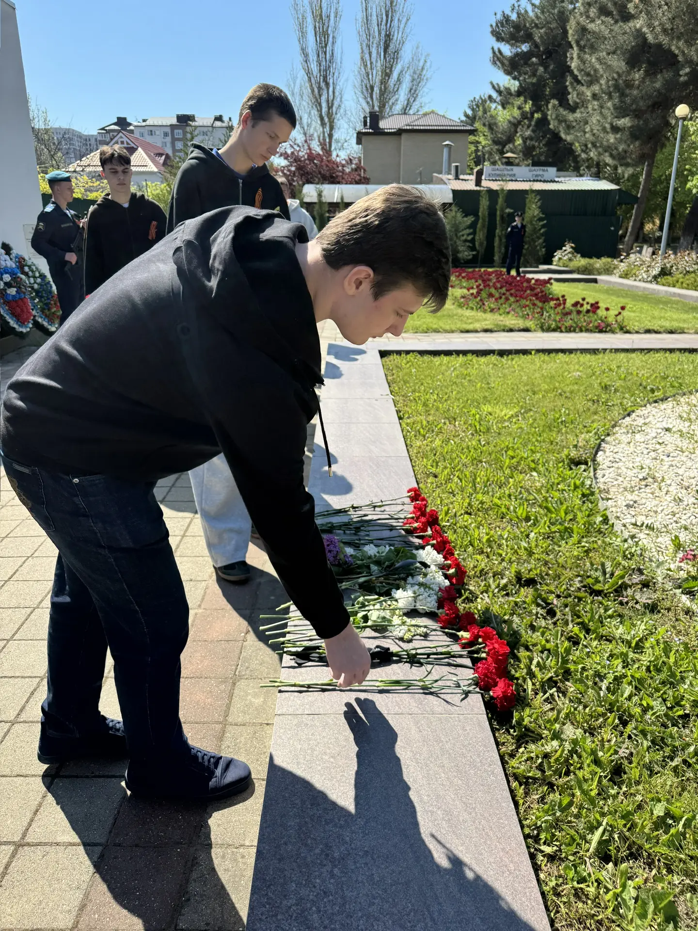 🎗️Студенты Анапского индустриального техникума приняла участие в церемонии возложения цветов к Братс