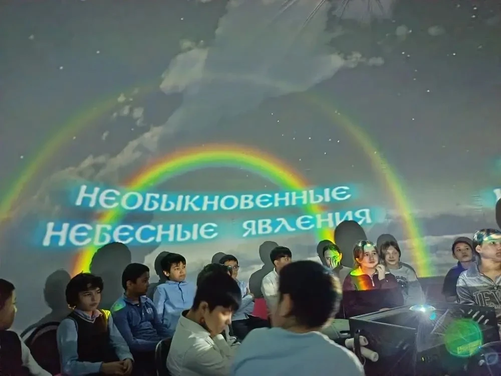 🚀Яркий космический праздник в корпусах школы!  В корпусах нашей школы в честь 65-летия Дня космонавт