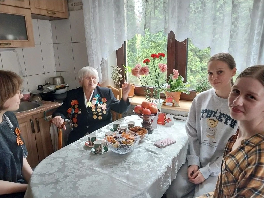 🎖️ С благодарностью и теплом: 9Д1 класс поздравил ветерана!  7 мая, в преддверии 81-й годовщины Побе