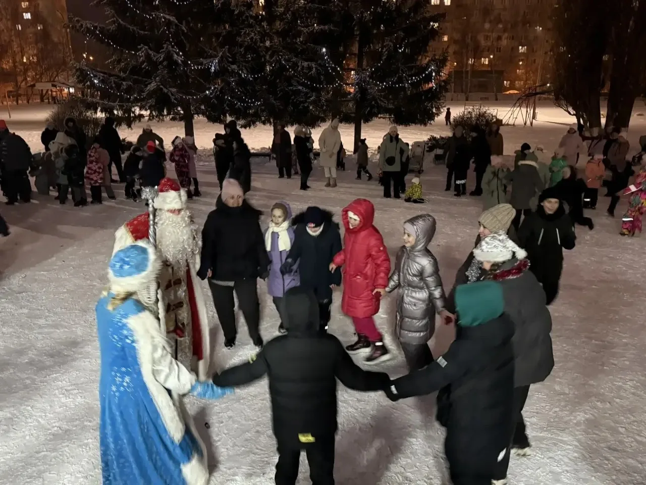 🎄✨ Сегодня во дворе нашей школы прошел настоящий новогодний праздник! 🎉  Жители микрорайона, взрослы