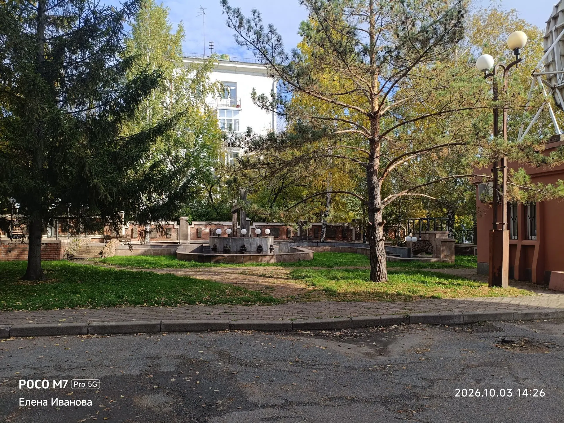 В наш маленький музейный дворик заглянула красавица осень.