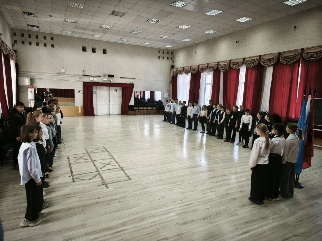 РАЗГОВОРЫ О ВАЖНОМ 🇷🇺  Начинаем новую неделю торжественной церемонией поднятия флага! После церемони