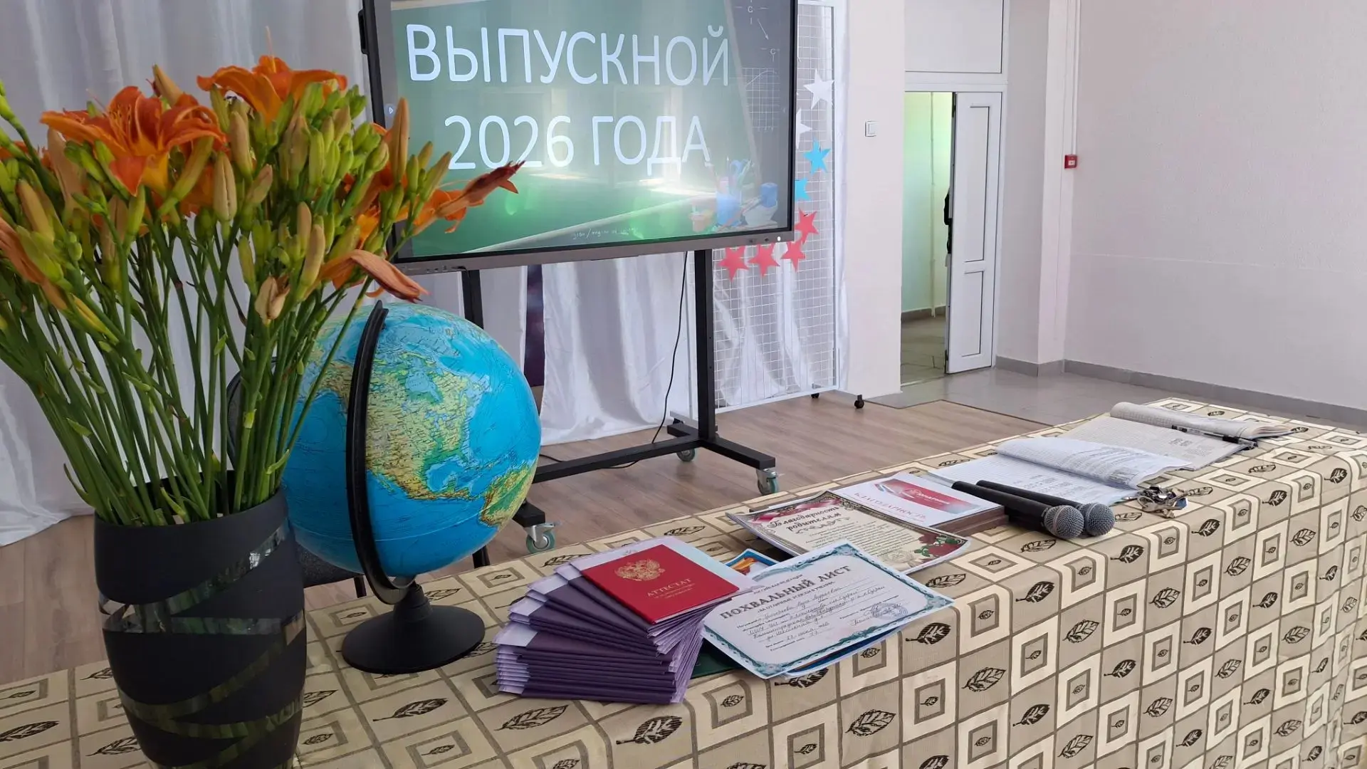✨ Звёзды — выпускникам! 
 
Выпускной — это точка отсчёта, когда за спиной остаются школьные годы, а 