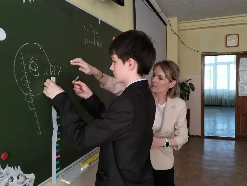🎓В ходе Предметной недели естественно-научного цикла в 1 корпусе советник директора по воспитанию, у