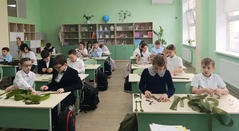 ⚒️🪖Необычный урок труда с пользой для бойцов🪓🇷🇺  🏫В нашей школе волонтеры отряда «Добрые сердца» 🧡 п