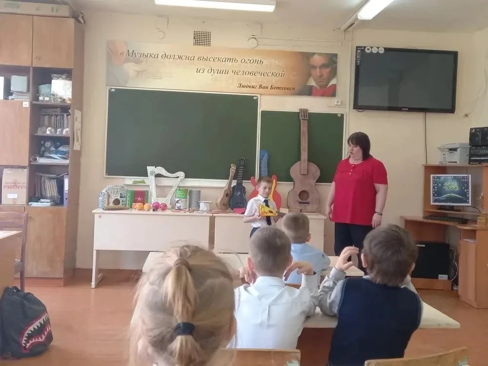 Сегодня в 1 корпусе на уроке музыки в рамках предметной недели эстетического цикла ребята из 1Б клас