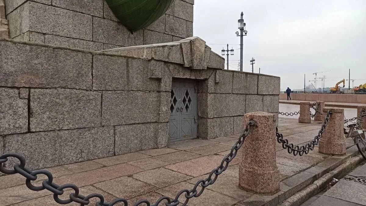 Знаете ли Вы, что находится внутри Ростральных колонн?