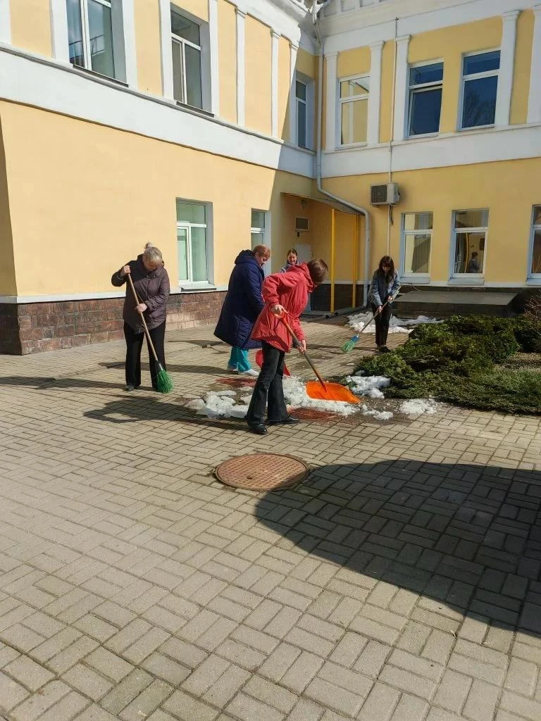«Весна начинается с чистоты…»
⁣
🧹Сегодня в рамках общегородской санитарной пятницы сотрудники нашег