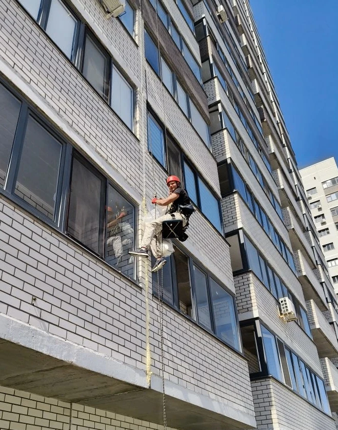 Шлют привет с высоты промышленные альпинисты 👋👷