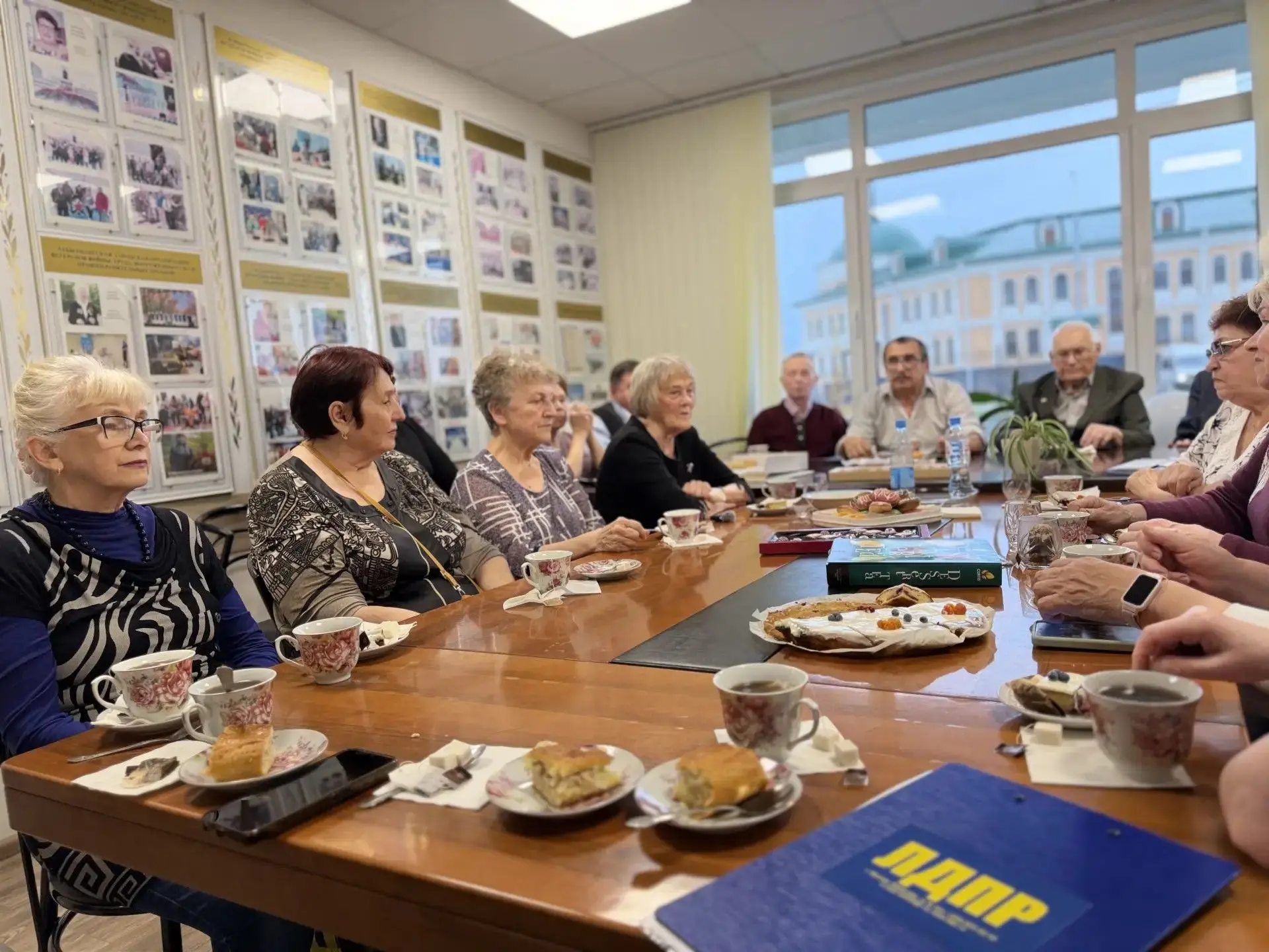 В День пожилого человека партийцы Ямало-Ненецкого регионального отделения ЛДПР поздрави...