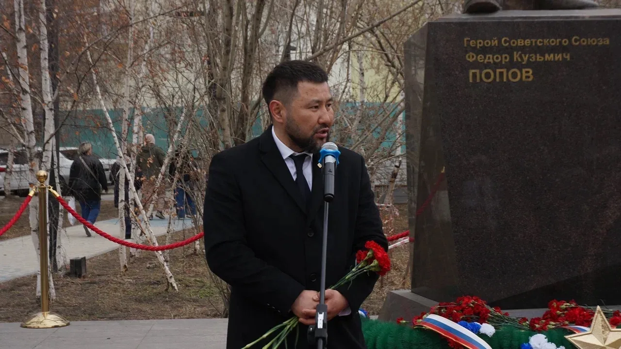 ФЕДОР КУЗЬМИЧ ПОПОВ - САХА СИРИН КИЭН ТУТТУУТА  Сахаттан бастакы Сэбиэскэй Сойуус Дьоруойа Федор Куз